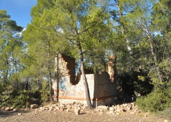Refugis antiaeris i torre de control al Puig d'Aguilera del camp d'aviació de la República