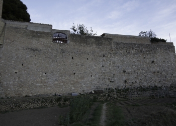 Muralla de la casa senyorial dels Peguera