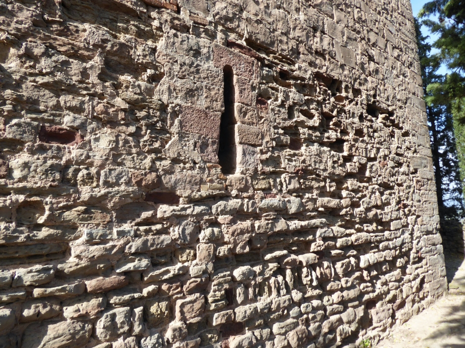 Mur romànic a la façana est