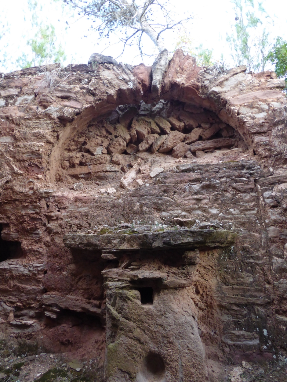 Altar i arc nord del santuari (o del creuer)