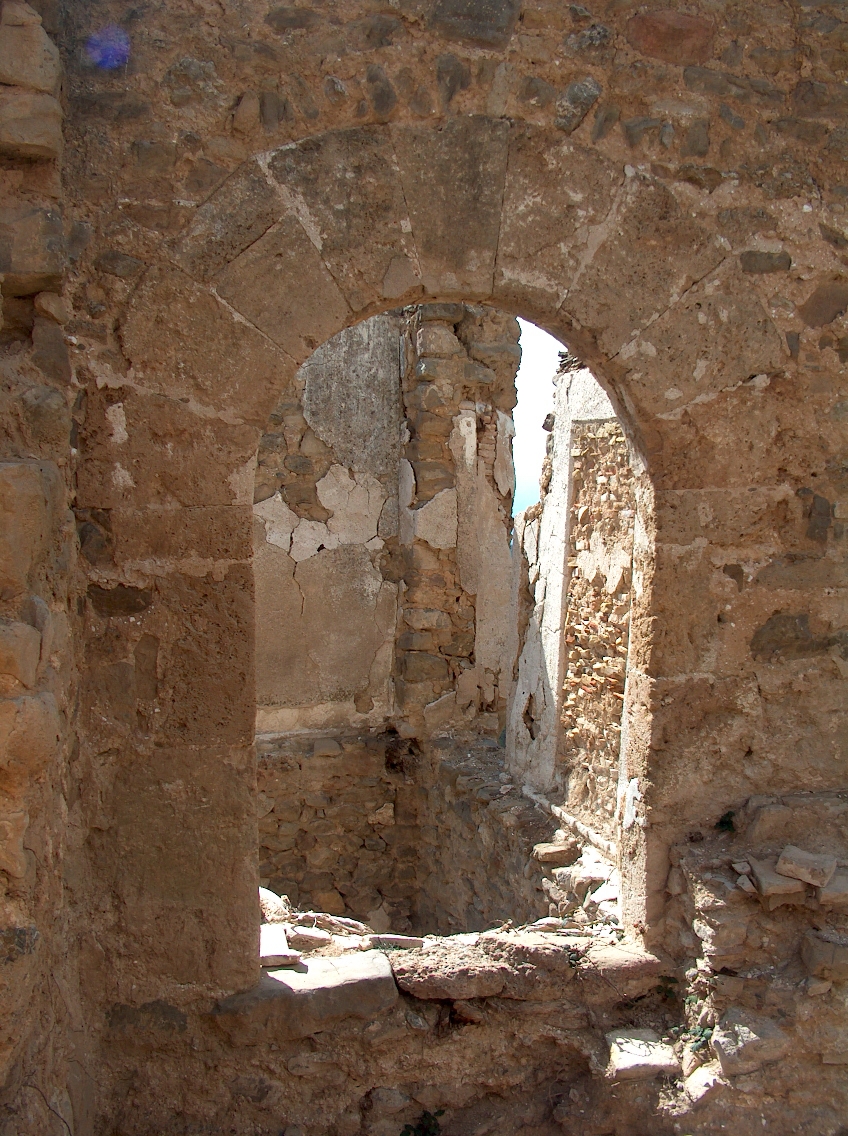 Porta d’accés a la rectoria formada per un arc de punt rodó del Santuari de la Mare de Déu dels Tossals (SAB, 2004).