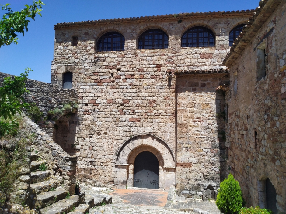 Façana meridional de l'església romànica de Santa Maria, amb el portal original i la paret sobreelevada posteriorment.