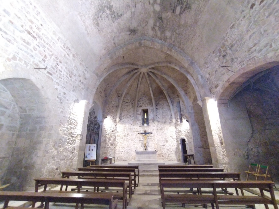 Interior de l'església, on s'aprecien les reformes: la volta de canó apuntada i l'absis poligonal amb coberta nervada.