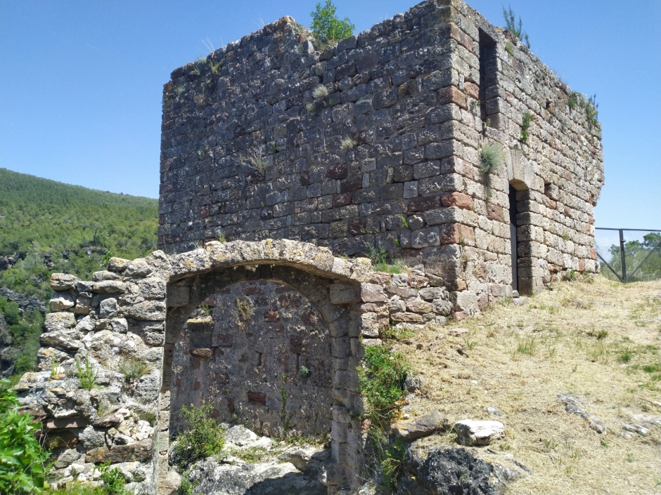 Porta d'accés i torre de defensa, des de l'interior.