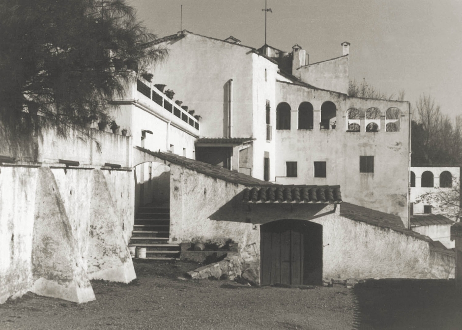 L'entrada de la casa als anys 1990 (Foto: Ajuntament de Pallejà)