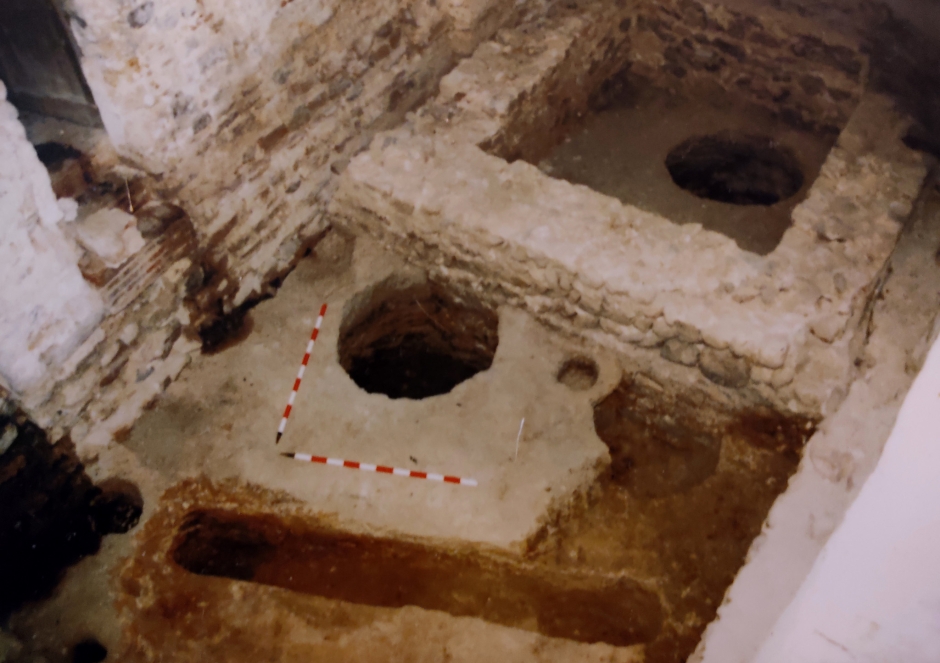 Restes arqueològiques corresponents a la fase II (segles IX-X), amb estructures anteriors al temple. Foto extreta dels plafons explicatius que hi ha a l'interior de l'església.