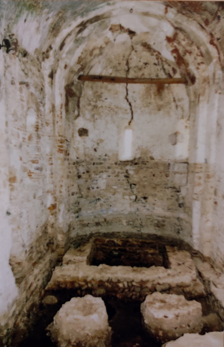 L'absis de l'església preromànica (segle X). Foto extreta dels plafons explicatius que hi ha a l'interior del temple