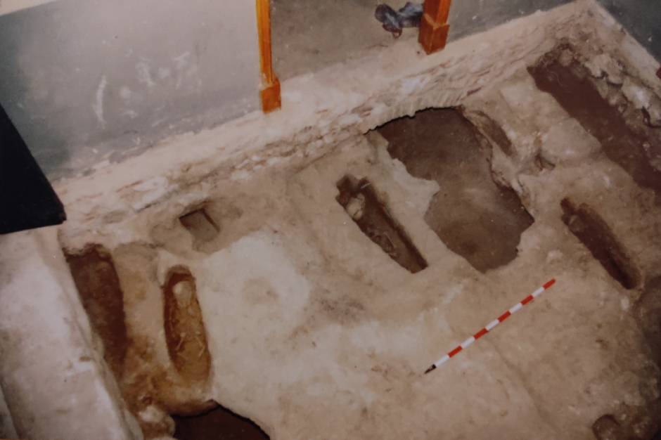 Enterraments infantils associats a l'església preromànica del segle X. Foto extreta dels plafons explicatius que hi ha a l'interior del temple.
