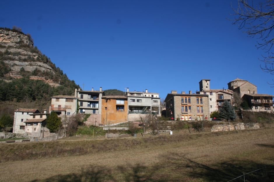 Vista del nucli urbà de Sant Jaume de Frontanyà des del camp del monestir