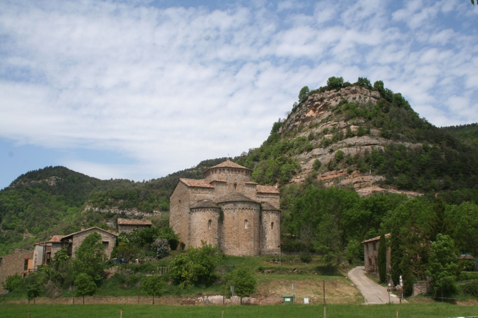 L'església de Sant Jaume de Frontanyà amb el Pla del Cingle al fons