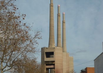 Les Tres Xemeneies i edifici de turbines de la Central Tèrmica del Besòs.