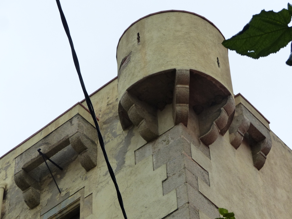 Detall  de la torreta de l'angle superior.