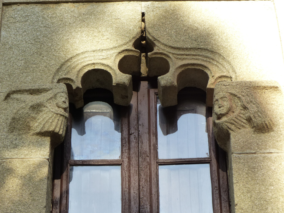 Detall de la finestra i de l'arc conopial.