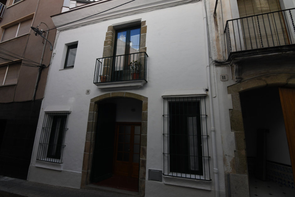 Vista frontal de la façana de la casa amb el número 9.