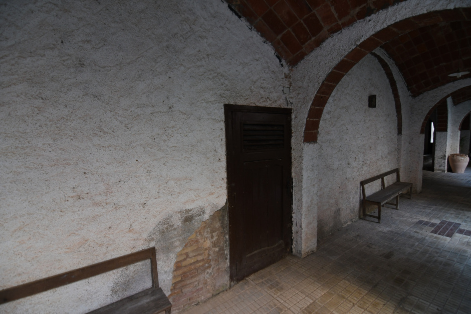 Vista general de l'accés des del claustre del convent.