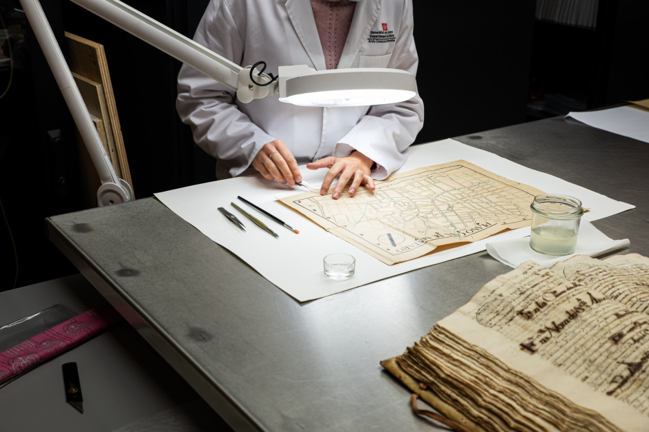  Tasques de manteniments i primers tractaments de la documentació. Fotografia facilitada per l'Arxiu Comarcal del Maresme.