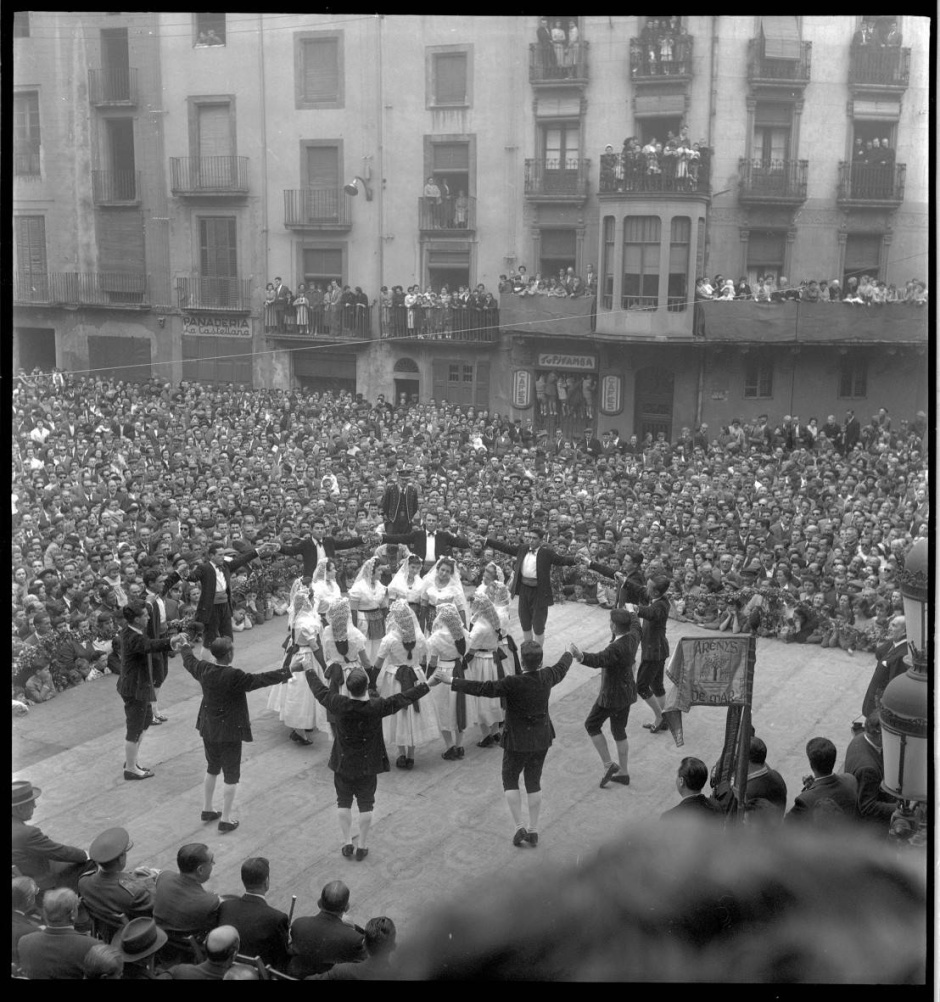 La dansa d'Arenys. RF.4046_Fons Família Cuyàs. 1957. ICGC