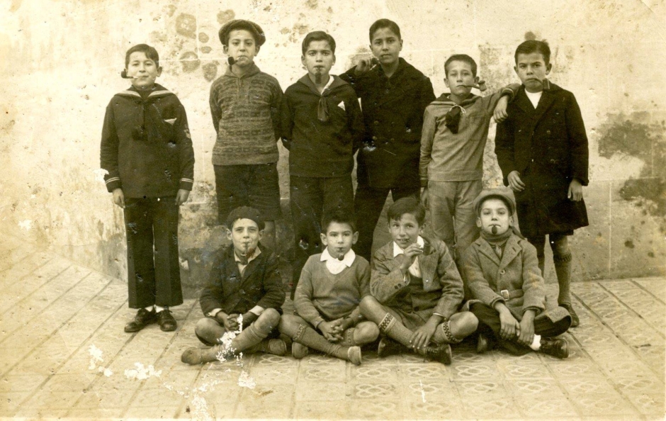 Grup de fumadors novells de 1930, imatge presa, possiblement, per Joaquim Castells. Obtinguda a la web de l’Arxiu Pare Fidel Fita. 