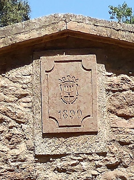 Llosa amb escut de Manresa a la façana de la caseta