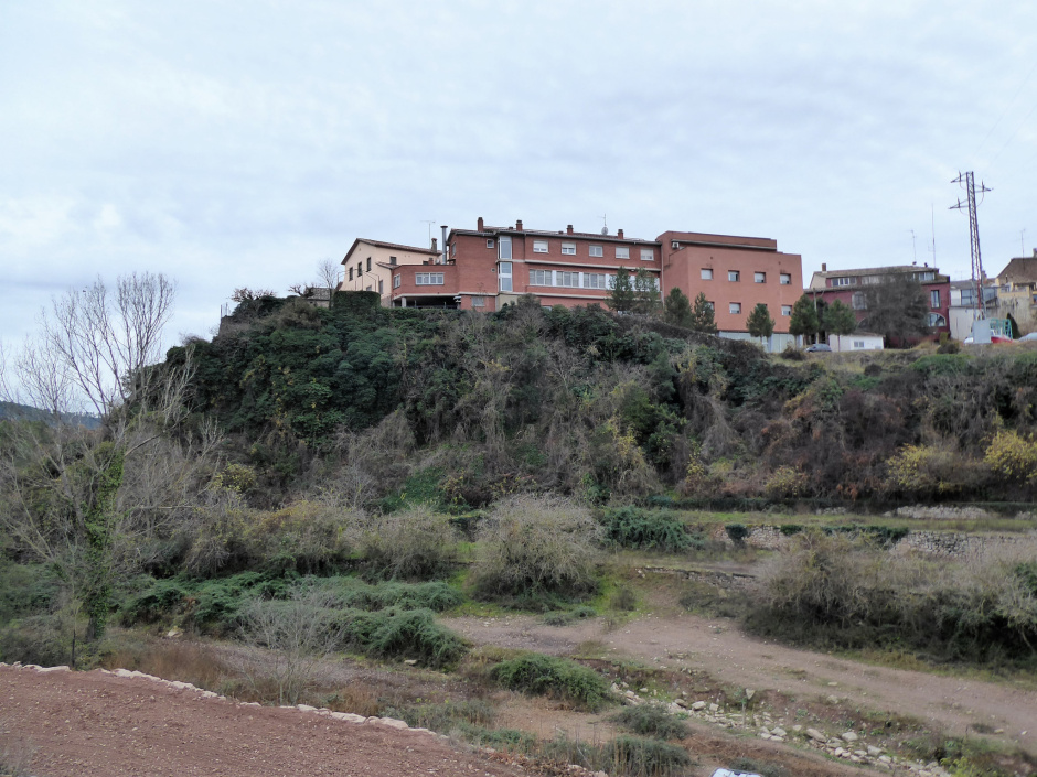 A la part alta del balç hi ha el Casal Verge de Montserrat