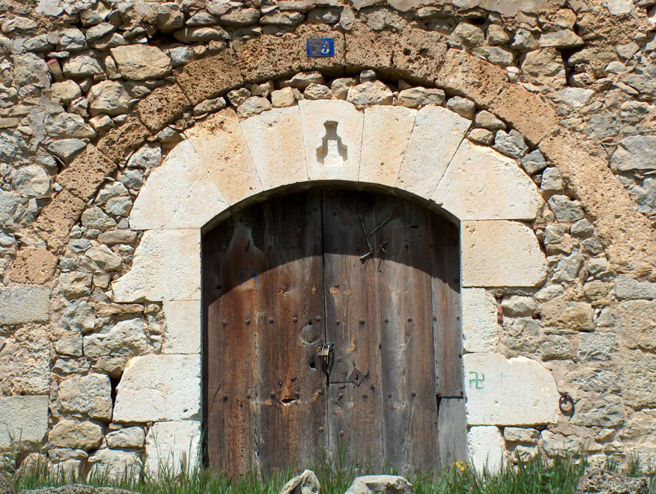 Porta principal de Can Blanc (SAB, 2004).