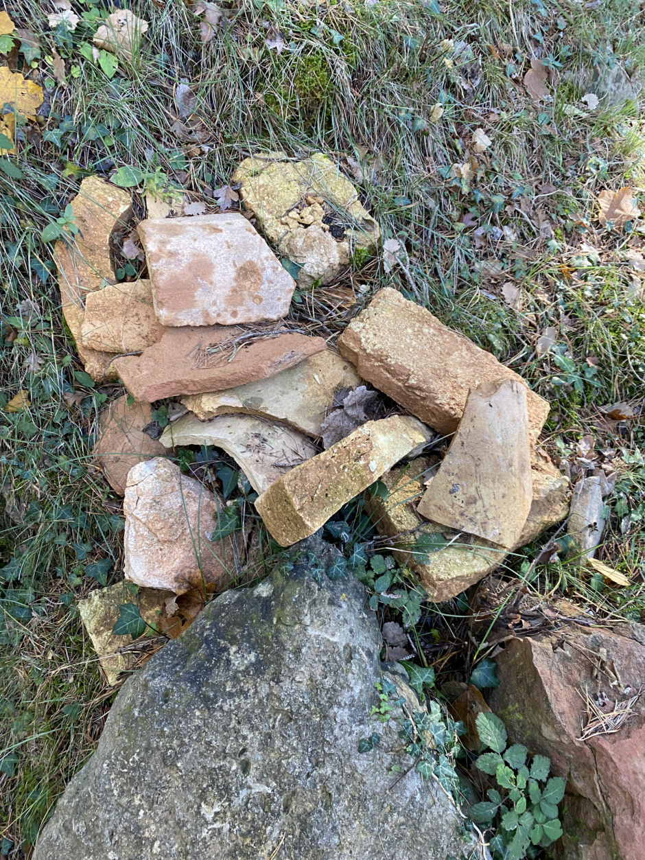 Fragments de teules que es troben al voltant de la Teuleria de Les Fonts (Rosa Soler Acedo, 2021).