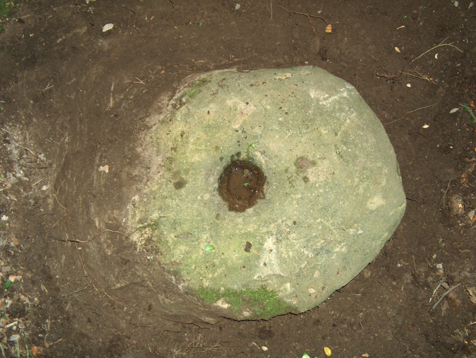Detall on es veu que la pedra està encastada a la roca mare (SAB, 2004).