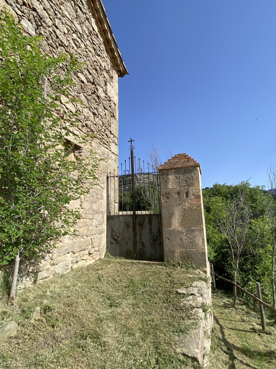 Porta d'accés al cementiri de Sant Martí de Capolat (Rosa Soler Acedo, 2022).