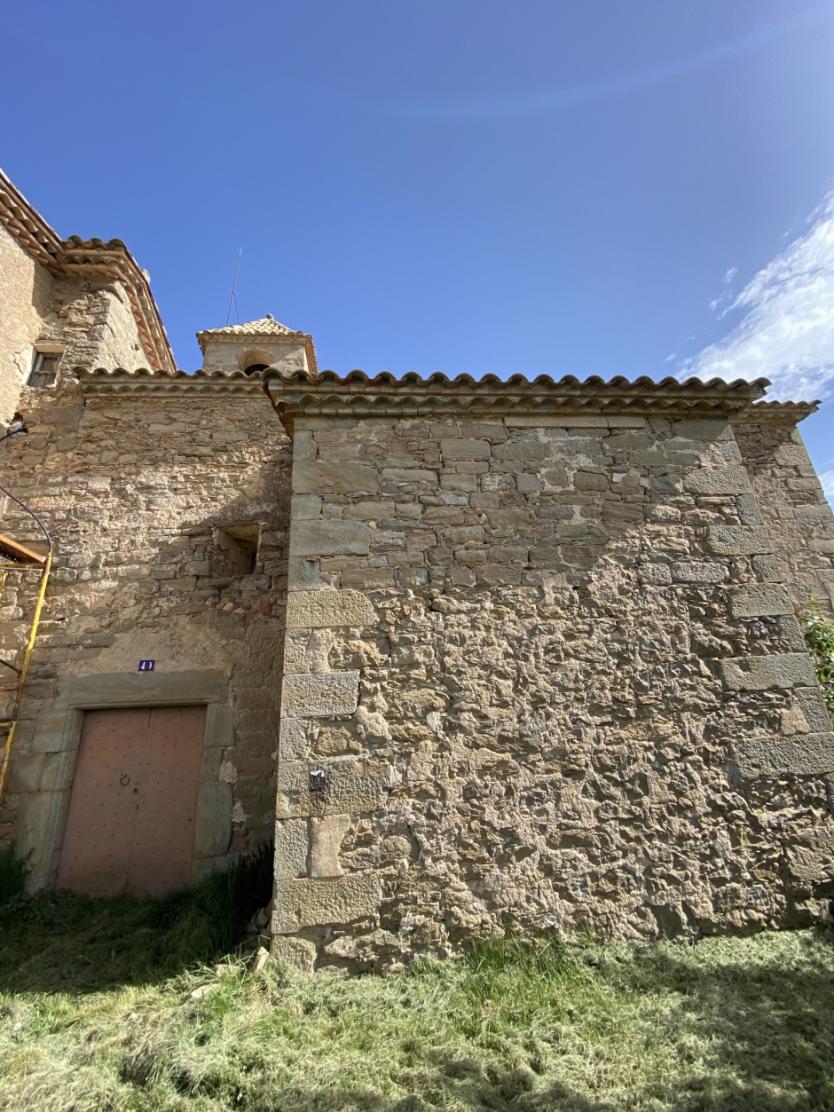 Porta d’entrada al mur sud de Sant Martí de Capolat amb la inscripció 1718 (Rosa Soler Acedo, 2022).