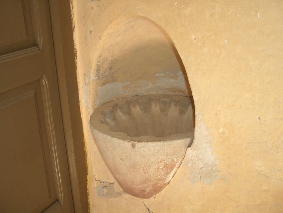 Pica beneitera localitzada a la part interior del brancal est de la porta d’accés de Sant Martí de Capolat al 2004 (SAB, 2004).
