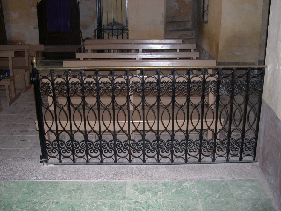 Cancell de ferro que separa l’espai del presbisteri de la nau de Sant Martí de Capolat al 2004 (SAB, 2004).