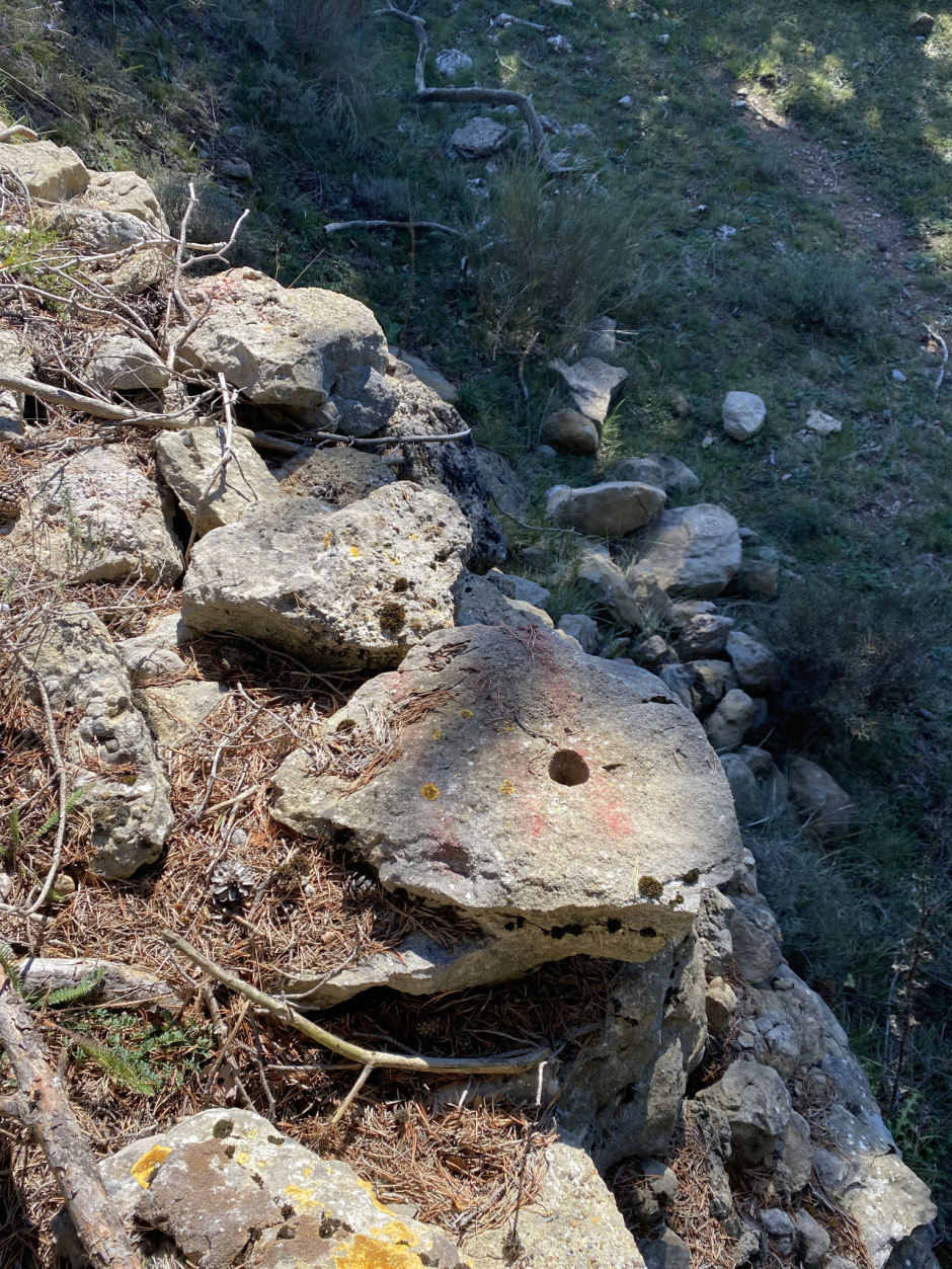 Pedra amb un forat fet per una barrina manual (Rosa Soler Acedo, 2021).