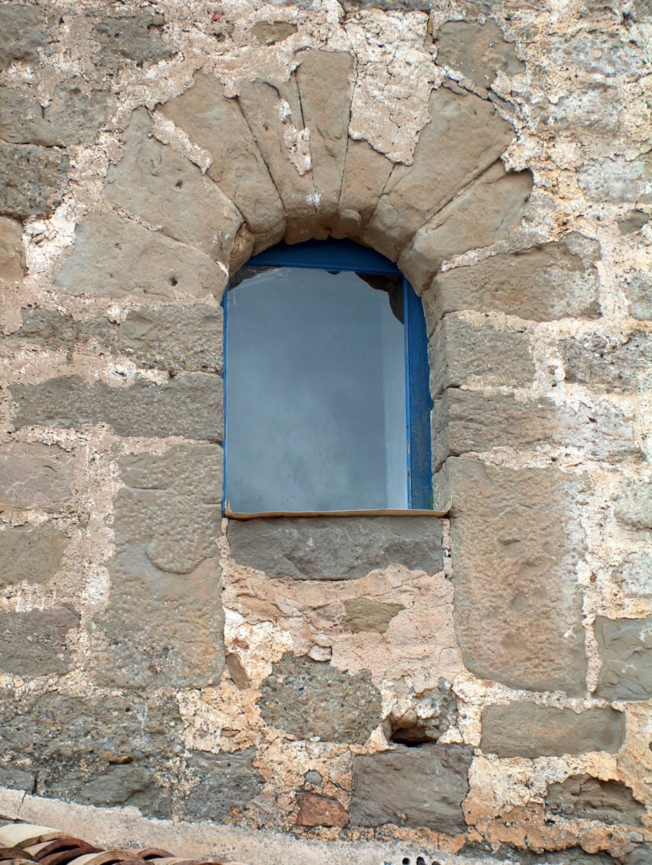 Porta originària reformada com a finestra de La Closa (SAB, 2004).