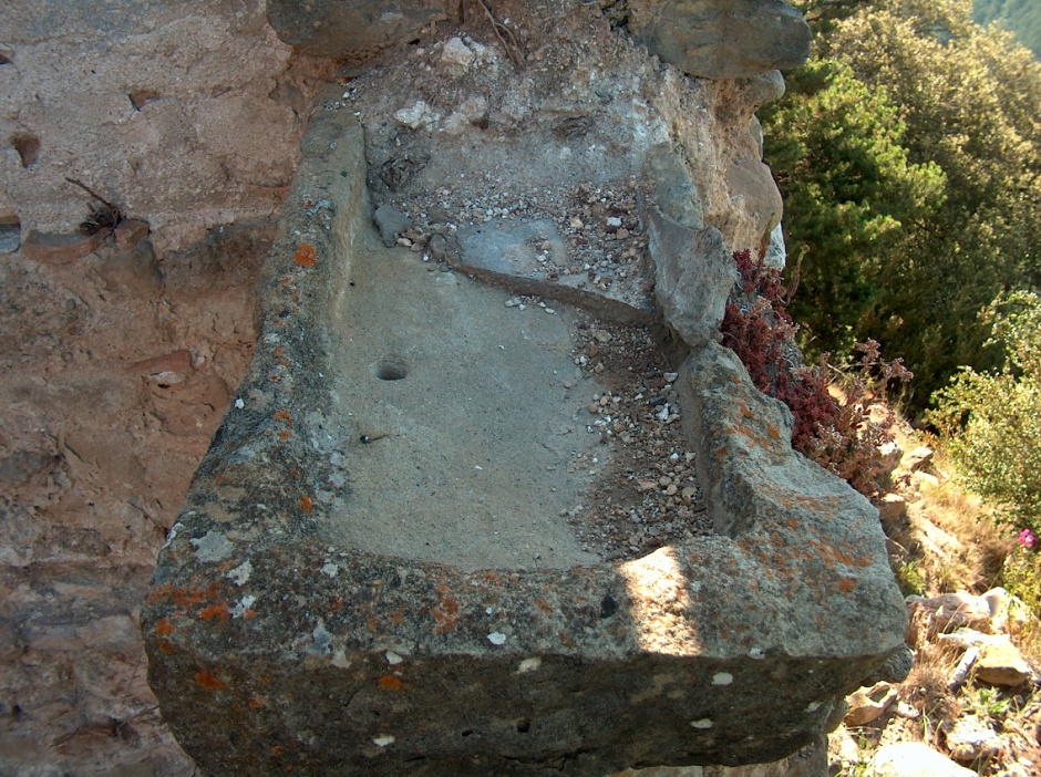 Pica (aigüera) situada al mur meridional de la rectoria del Santuari de la Mare de Déu dels Tossals (SAB, 2004).