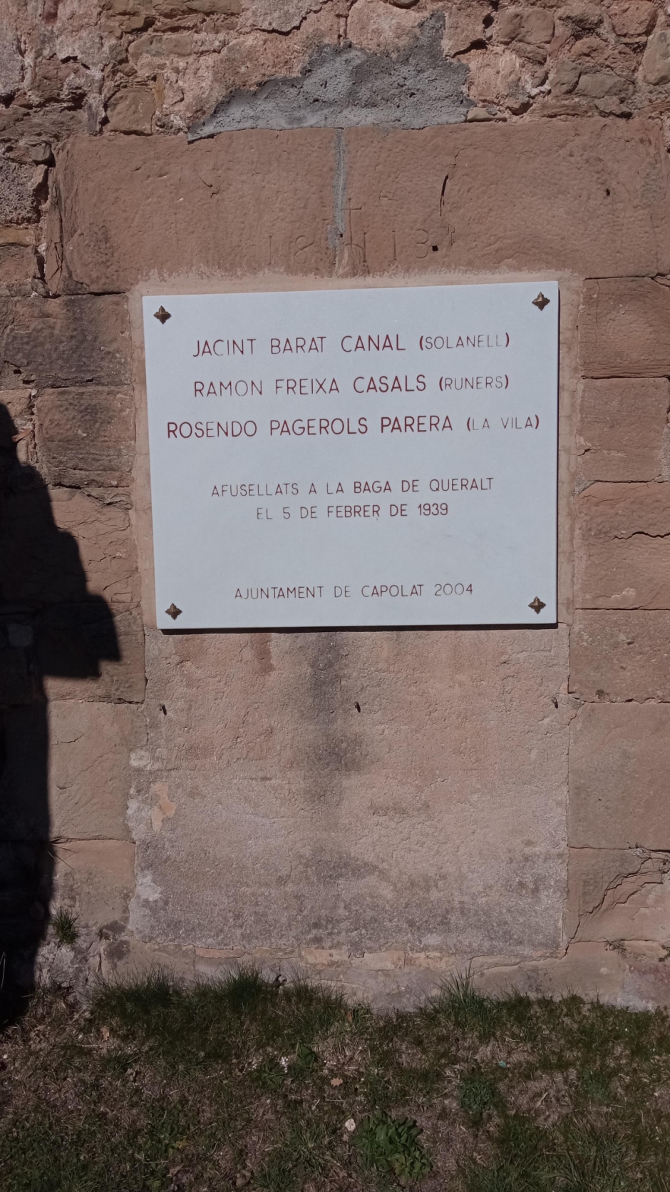 Situació de la placa commemorativa en la paret de l'església de Sant Martí de Coforb.