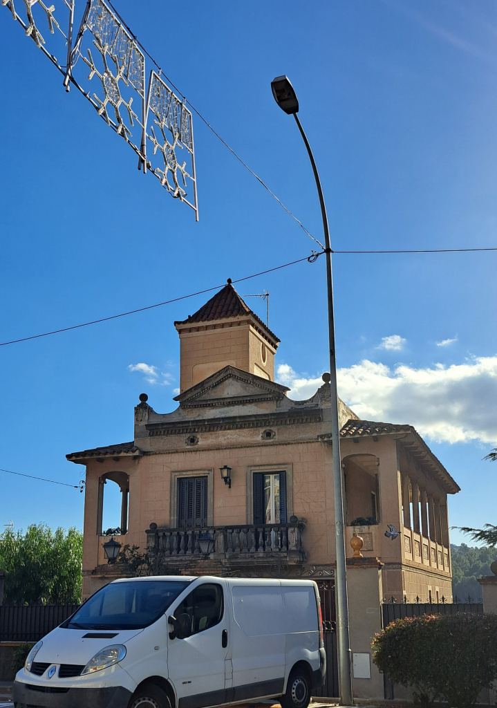 Vista de la façana principal amb la torre al fons. 