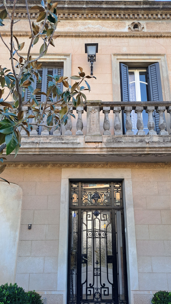 Detall de la barana que tanca la balcona del primer pis. 