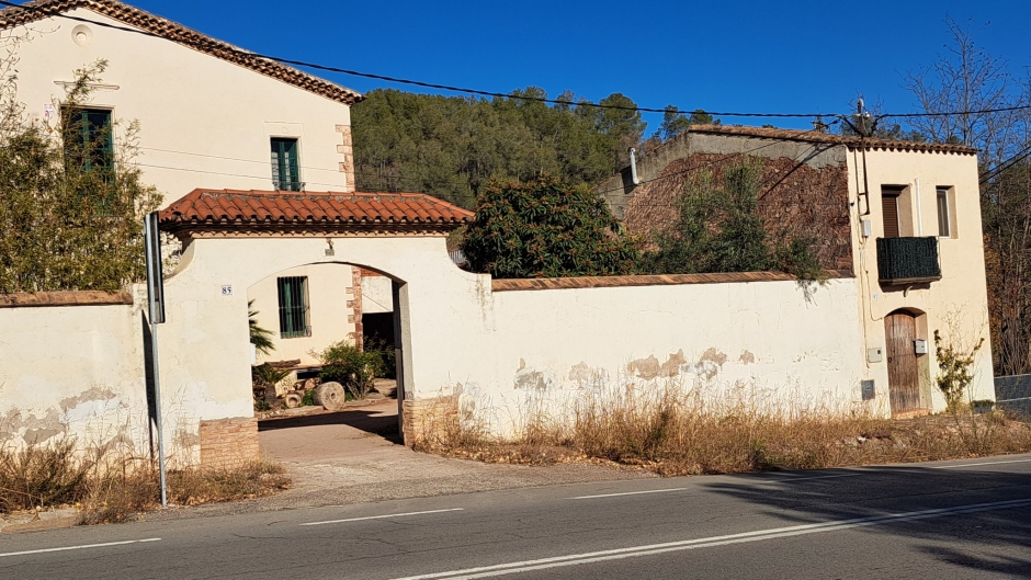 El barri i un habitatge annex al cantó est. 