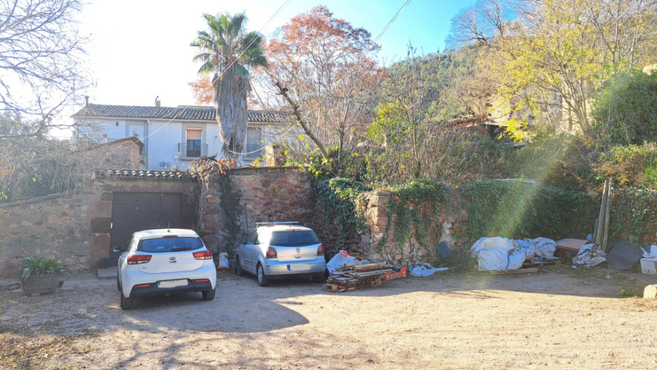 Vista de l'accés a l'edificació. Avui la casa està dividida en quatre habitatges. 