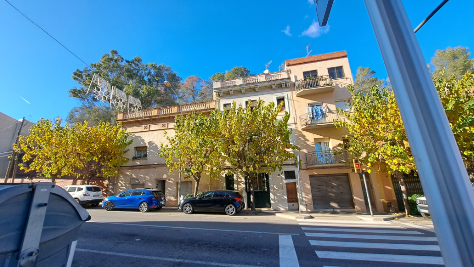 L'edificació en el seu entorn.