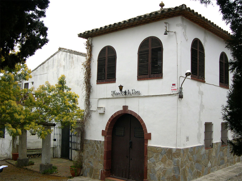 Vista del cos del mas amb coberta disposada a quatre vessants. Foto: Ajuntament de Cervelló.