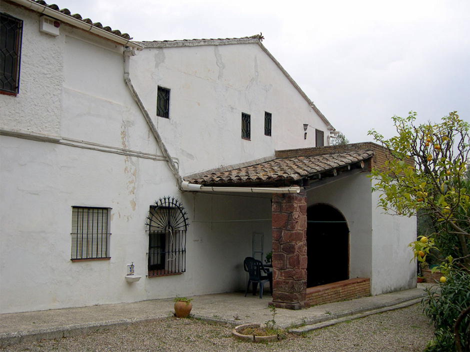 Cos de coberta a dues vessants amb porxada davantera de pedra reaprofitada. Foto: Ajuntament de Cervelló.