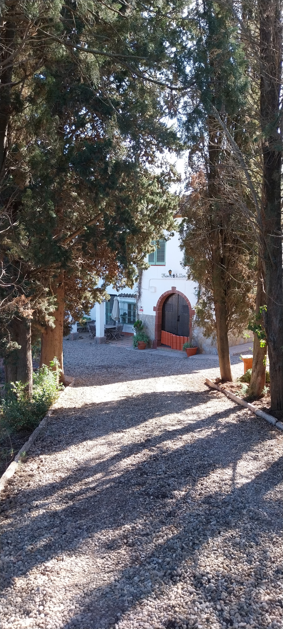 Un passeig flanquejat per dues rengleres de xipres dona accés a la casa. 