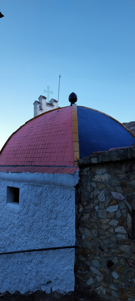 Vista d'una de les cúpules de coberta aristada amb la pinya al coronament. 