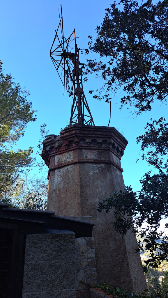 Molí de vent per a pujar aigua del manantial inferior a la masia.
