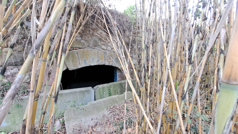 Vista del frontal de l'edifici amb la porta d'accés. 