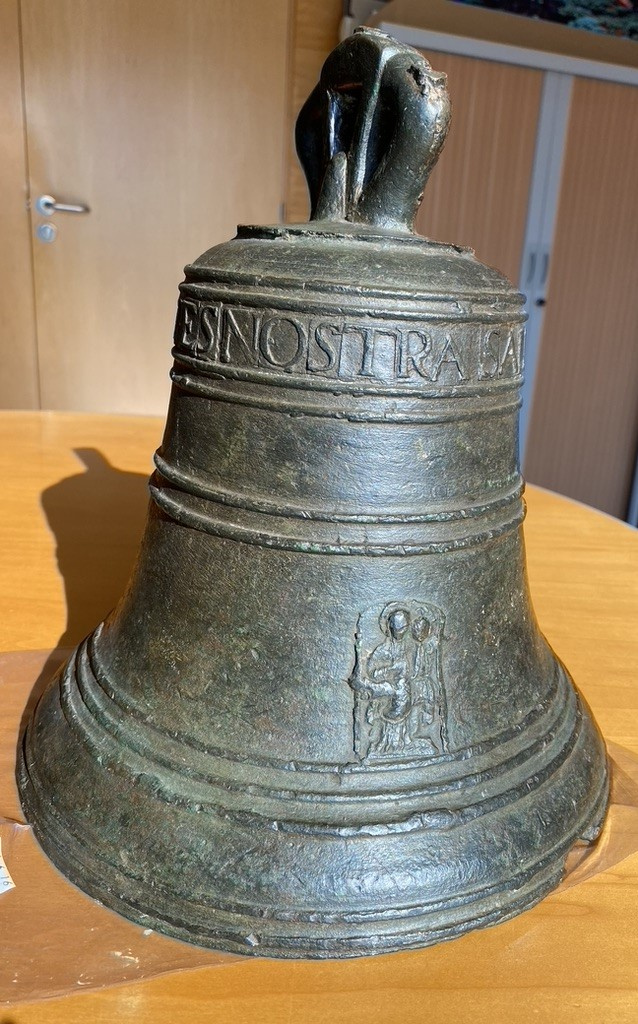 Campana de la capella de l'Esperança de Torre Vileta. Any 1665. Foto facilitada per Adrià Pasqual.