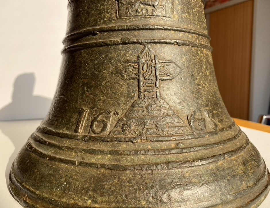 Campana de la capella de l'Esperança de Torre Vileta. Miquel Carmini, el seu fonedor, va ser un reconegut fonedor de campanes actiu a Catalunya al segle XVII. Foto facilitada per Adrià Pasqual.