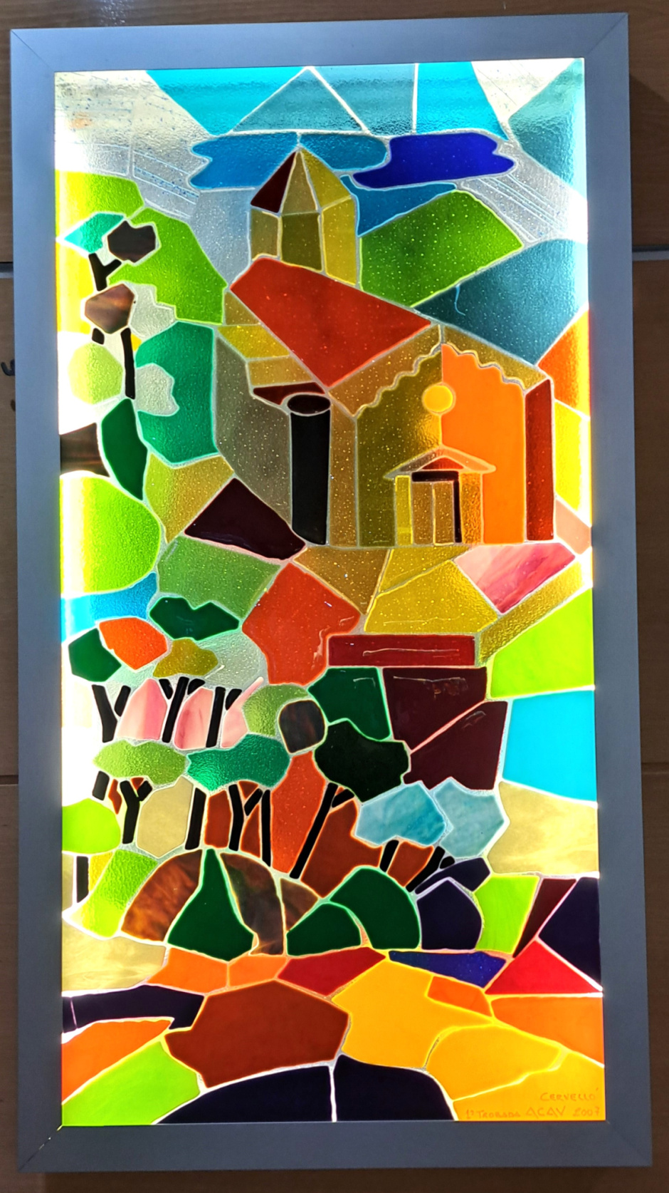 Vitrall  que representa Santa Maria de Cervelló i el paisatge del voltant. 