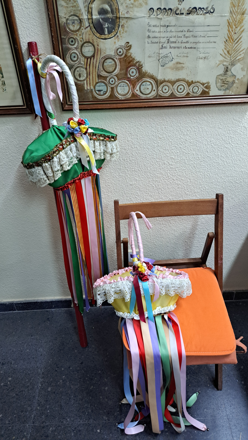 Cistelles de Caramelles decorades per membres de l'entitat.